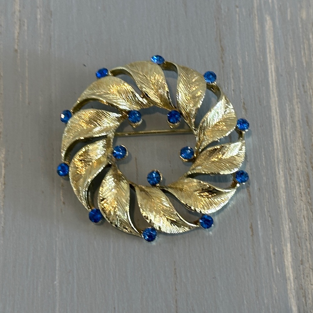 Stunning Vintage Wreath Style Brooch w Blue Dazzling Rhinestones
